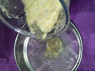 新鲜霍山石斛+梨→榨汁,嗯~我找不到我的小漏斗，用这个面粉筛代替一下，学会利用嘛，当然，我是把筛斜起来放的，才不会滴到外面。