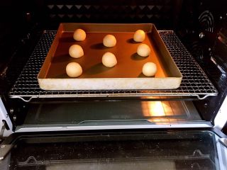 恐龙蛋,提前190度预热烤箱，烤的时候把温度调到上火180度，下火170，烤箱中层烤25分钟后转到上下火160度再烤15分钟出炉