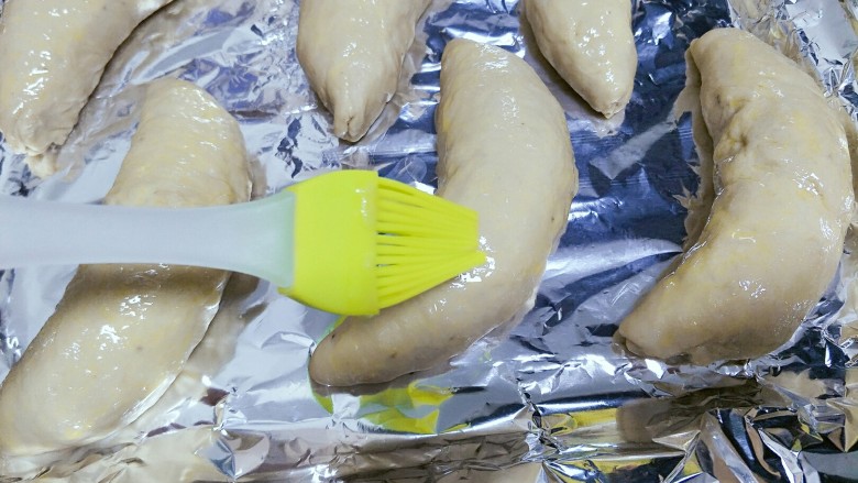 香蕉牛奶椰蓉包,发酵完成后刷鸡蛋液