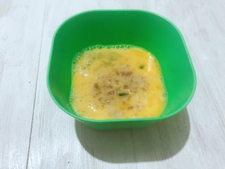 黄金甲米饭猪肉饼,把压好的米饭饼放到蛋液里，沾满蛋液。