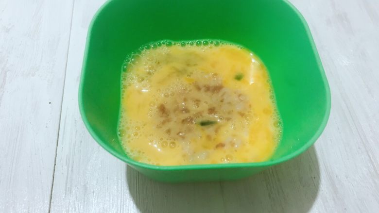 黄金甲米饭猪肉饼,把压好的米饭饼放到蛋液里，沾满蛋液。