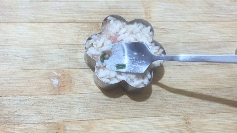 黄金甲米饭猪肉饼,用小的餐勺压实。