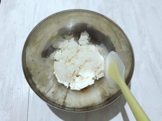 黄金甲米饭猪肉饼,米饭倒在一个大碗里。