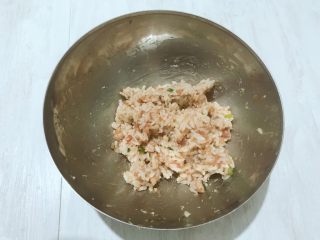 黄金甲米饭猪肉饼,把米饭和肉馅搅拌均匀。