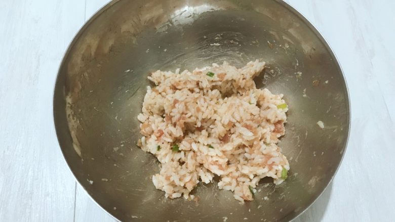 黄金甲米饭猪肉饼,把米饭和肉馅搅拌均匀。
