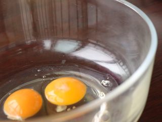 玛德琳,容器内磕两个鸡蛋