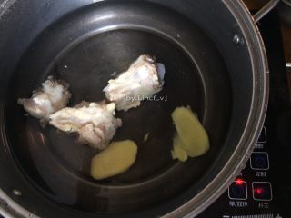 筒骨菌菇汤,接着捞出冲洗下后重新加适量清水、放入生姜片大火煲煮开，煮开后转中火煲约1小时