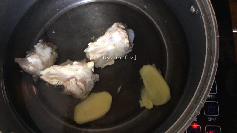 筒骨菌菇汤,接着捞出冲洗下后重新加适量清水、放入生姜片大火煲煮开，煮开后转中火煲约1小时