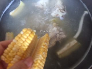 筒骨菌菇汤,加入切小的玉米