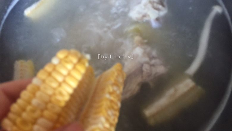 筒骨菌菇汤,加入切小的玉米