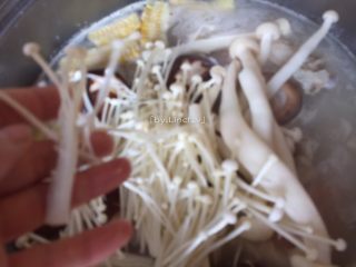 筒骨菌菇汤,加入洗好的鲜香菇、白玉菇、金针菇继续煲煮约10-15分钟