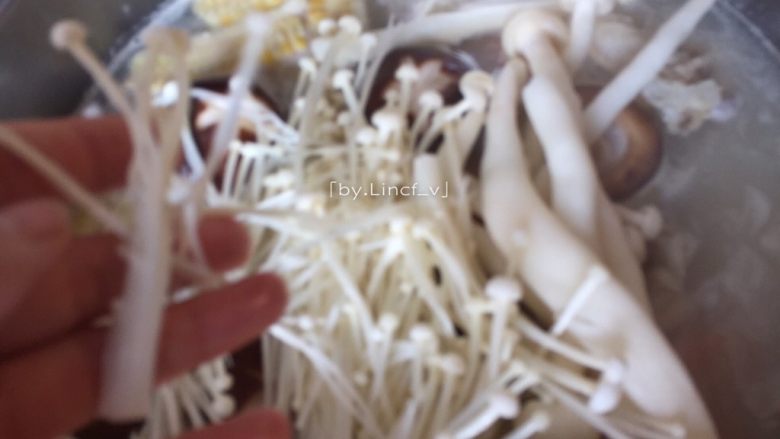 筒骨菌菇汤,加入洗好的鲜香菇、白玉菇、金针菇继续煲煮约10-15分钟
