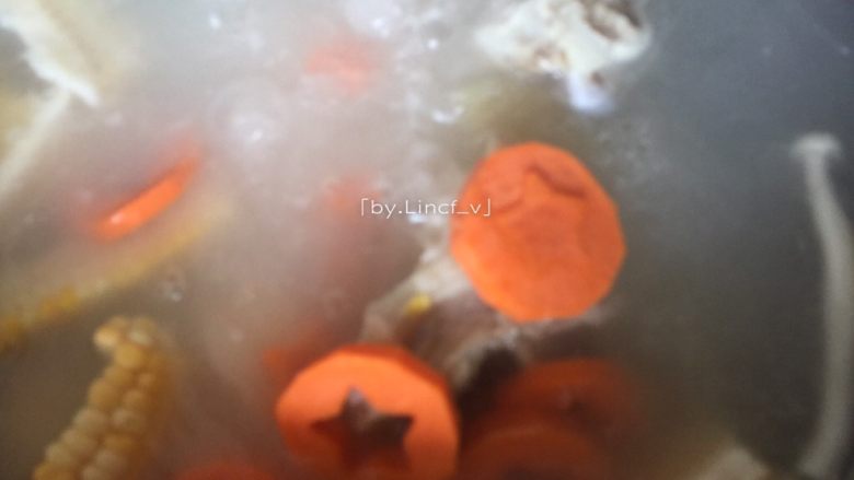筒骨菌菇汤,加入胡萝卜