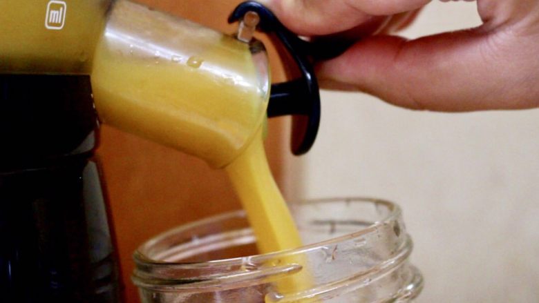 三色冰水果汁,橙汁装入杯子里，放入冰箱速冻6小时候以上