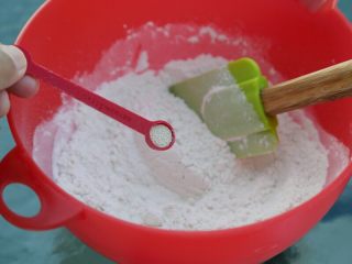 油酥烧饼,1.面粉200克加入盐2克拌匀，再加入酵母粉1克拌匀。
