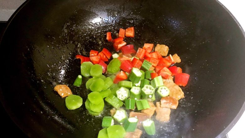 杂蔬炒年糕,加入莴笋片，彩椒块和秋葵段翻炒均匀