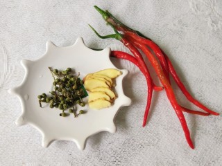 豆豉剁椒蒸凤爪,准备材料，青花椒，姜片，红辣椒