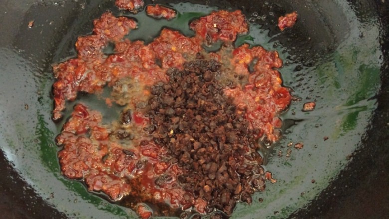 豆豉剁椒蒸凤爪,加入剁碎的豆豉和红辣椒，中火煸炒