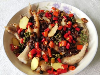 豆豉剁椒蒸凤爪,再放入青花椒，加入洗净切好的姜片，切成小段的红辣椒，洒一些完整的豆豉