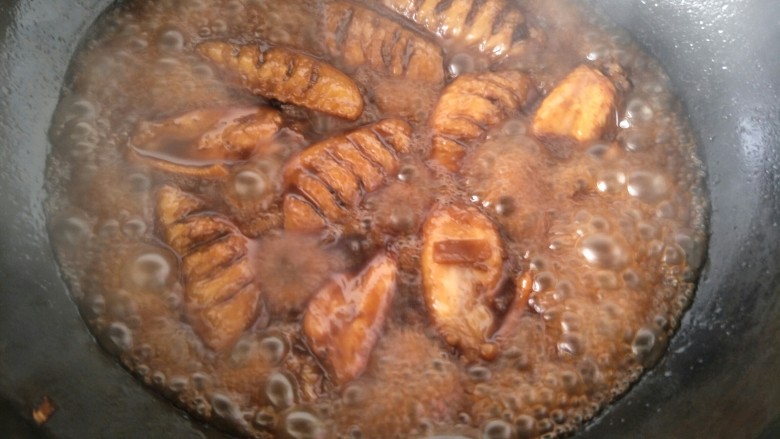 可乐鸡翅,继续炖煮，汁成浓汁改小火加盐继续翻炒。