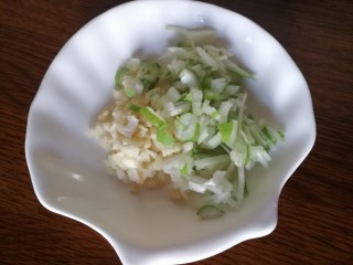 豆鼓鲮鱼油麦菜,葱蒜切碎。
