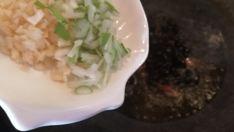 豆鼓鲮鱼油麦菜,放入葱蒜。