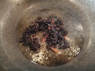 豆鼓鲮鱼油麦菜,锅热后放入豆豉和油。