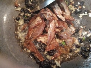 豆鼓鲮鱼油麦菜,再放入切好的鲮鱼炒几下。