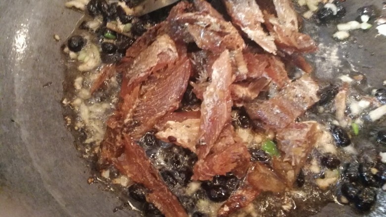 豆鼓鲮鱼油麦菜,再放入切好的鲮鱼炒几下。