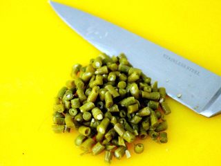 绿色美食+酸辣粉,洗净的酸豆角用刀切丁