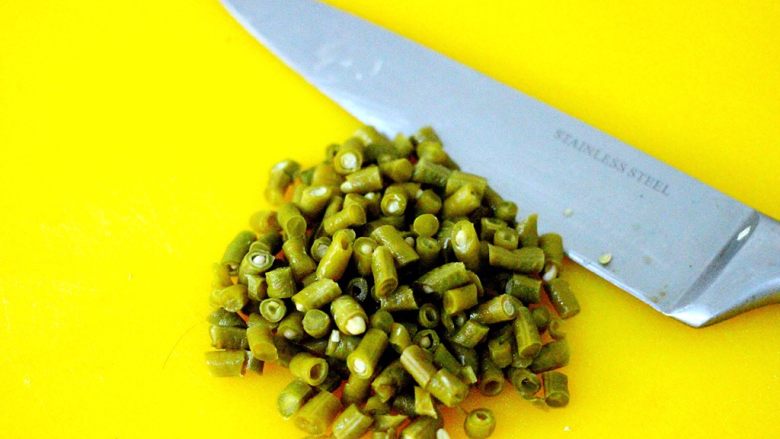 绿色美食+酸辣粉,洗净的酸豆角用刀切丁
