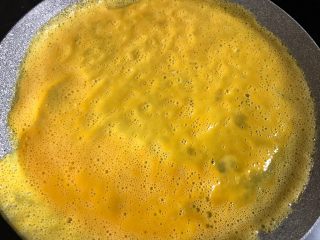 韭菜发面饼,平底锅小火加热，倒入蛋液煎熟