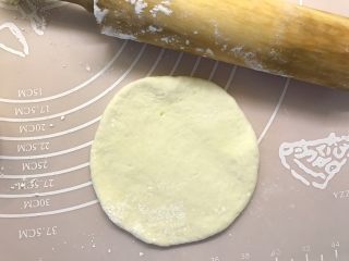 韭菜发面饼,用擀面杖擀成中间厚，边缘薄的圆面皮