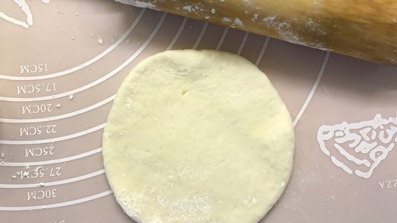韭菜发面饼,用擀面杖擀成中间厚，边缘薄的圆面皮