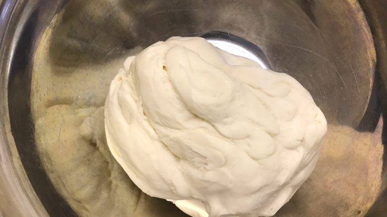 韭菜发面饼,将面粉揉捏成团，盖上保鲜膜发酵