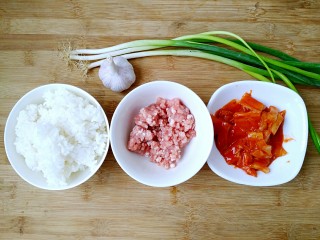 辣白菜肉末炒米饭,准备食材。