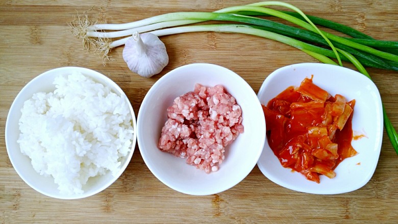 辣白菜肉末炒米饭,准备食材。