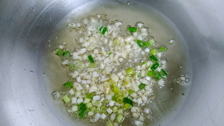 辣白菜肉末炒米饭,待油七分热时放入葱蒜爆香。