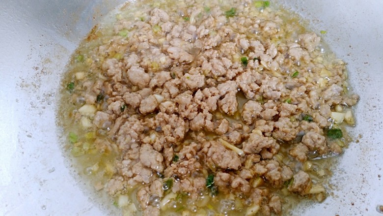 辣白菜肉末炒米饭,放入肉末翻炒均匀至变色。