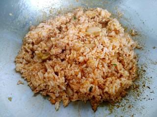 辣白菜肉末炒米饭,倒入米饭，快速翻炒均匀，至每粒米饭都包裹上汤汁。