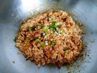 辣白菜肉末炒米饭,最后撒入剩下的葱花，翻炒均匀即可关火出锅。