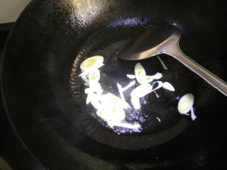 香菇鸡丸面,锅中放入适量植物油，爆香葱蒜