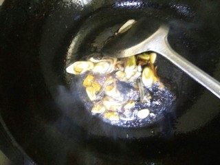 香菇鸡丸面,放入一勺生抽，一勺醋炝锅