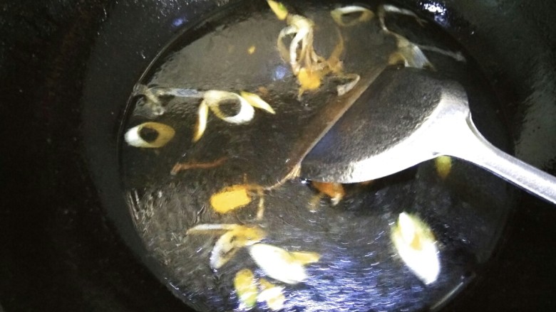 香菇鸡丸面,放入一大碗清水，加入适量盐