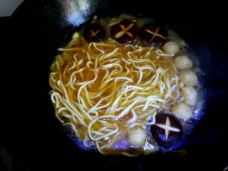 香菇鸡丸面,水开下入面条，煮四五分钟