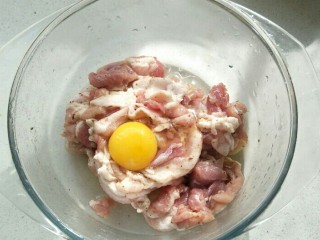 煎炸小酥肉,再打入鸡蛋一个搅拌均匀。