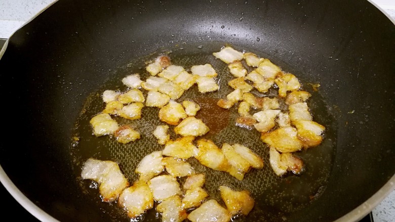 古早味猪油拌饭,把肥肉煎成两面金黄的油渣。