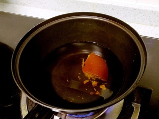 古早味猪油拌饭,下面来熬珠油。小锅里倒入清水，放入红糖，水沸后小火煮至红糖融化。