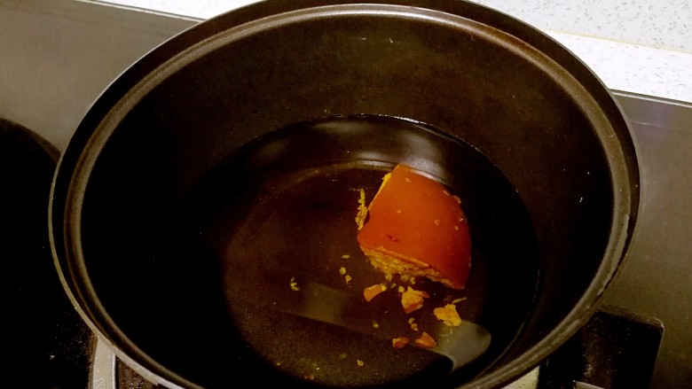 古早味猪油拌饭,下面来熬珠油。小锅里倒入清水，放入红糖，水沸后小火煮至红糖融化。