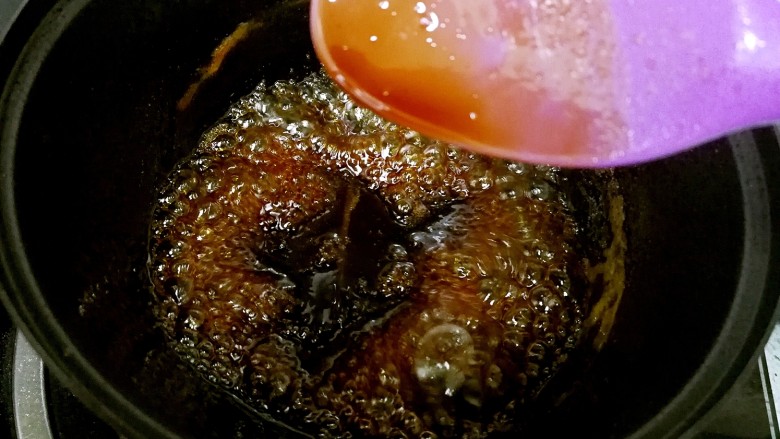 古早味猪油拌饭,后半段要用勺子不停搅拌，熬至液体浓稠，有挂壁效果。